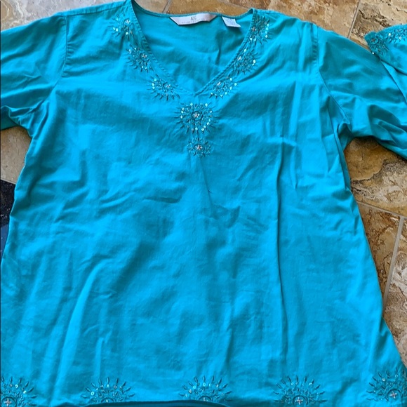 ALC At Last Classics 100% cotton turquoise V-Neck - Picture 2 of 8